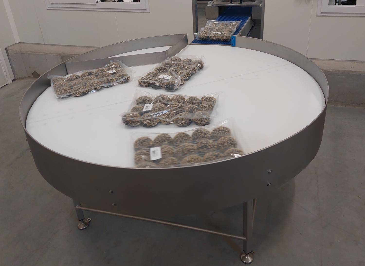 Table d’accumulation tournante : fluidifiez votre ligne de conditionnement